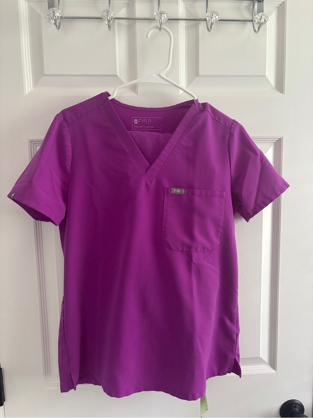 FIGS V-Neck Scrub set-Magenta